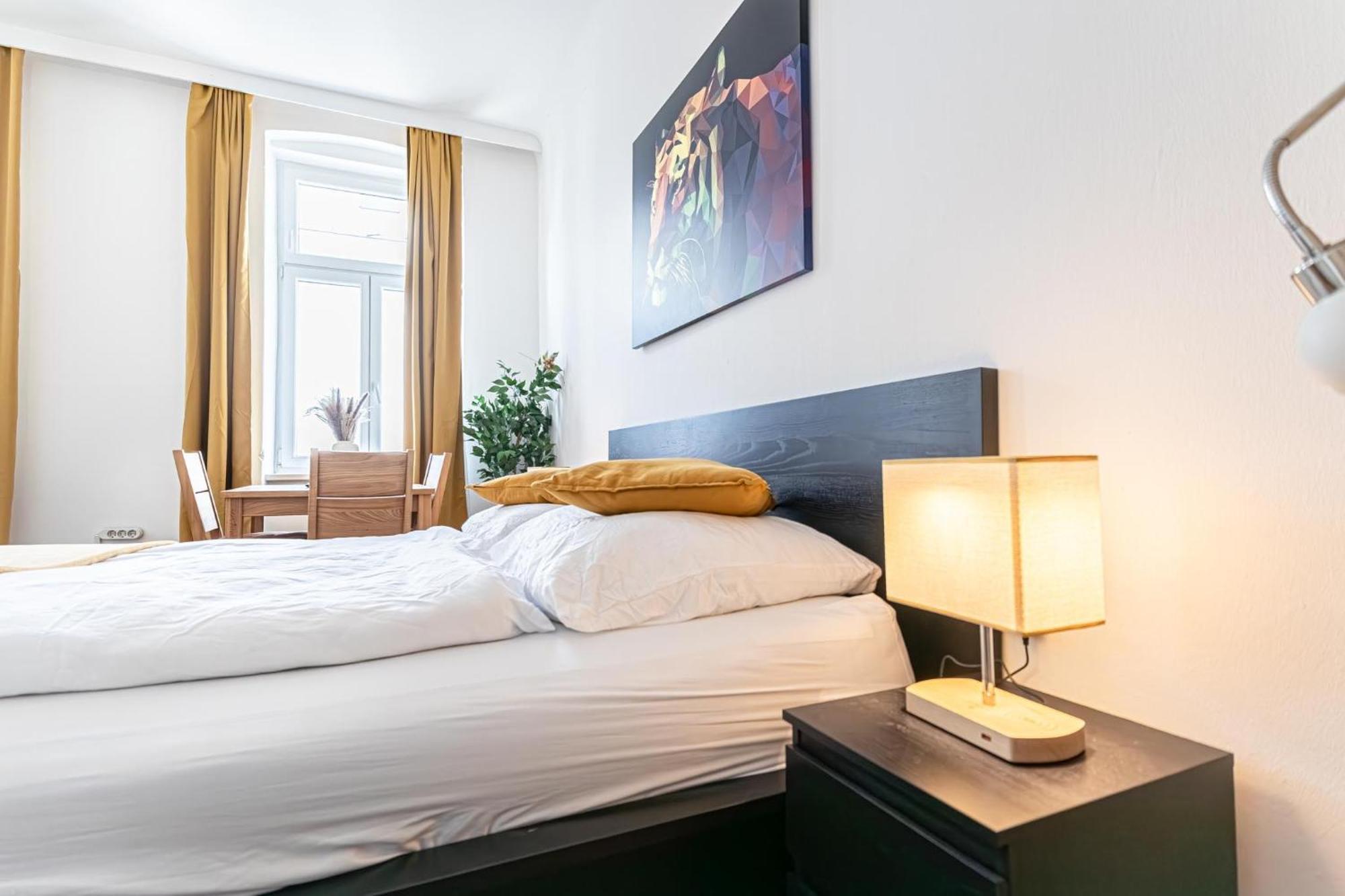 Explore Vienna: 1Br Retreat Near Westbahnhof Ngoại thất bức ảnh