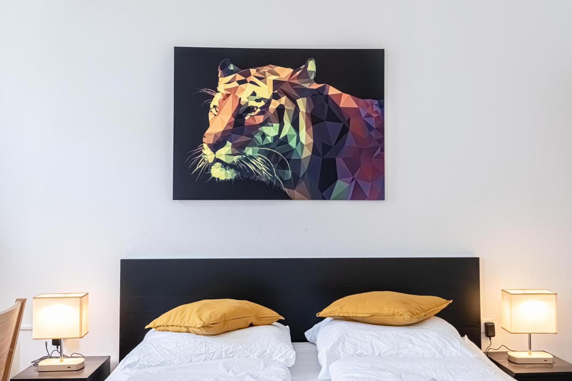 Explore Vienna: 1Br Retreat Near Westbahnhof Ngoại thất bức ảnh