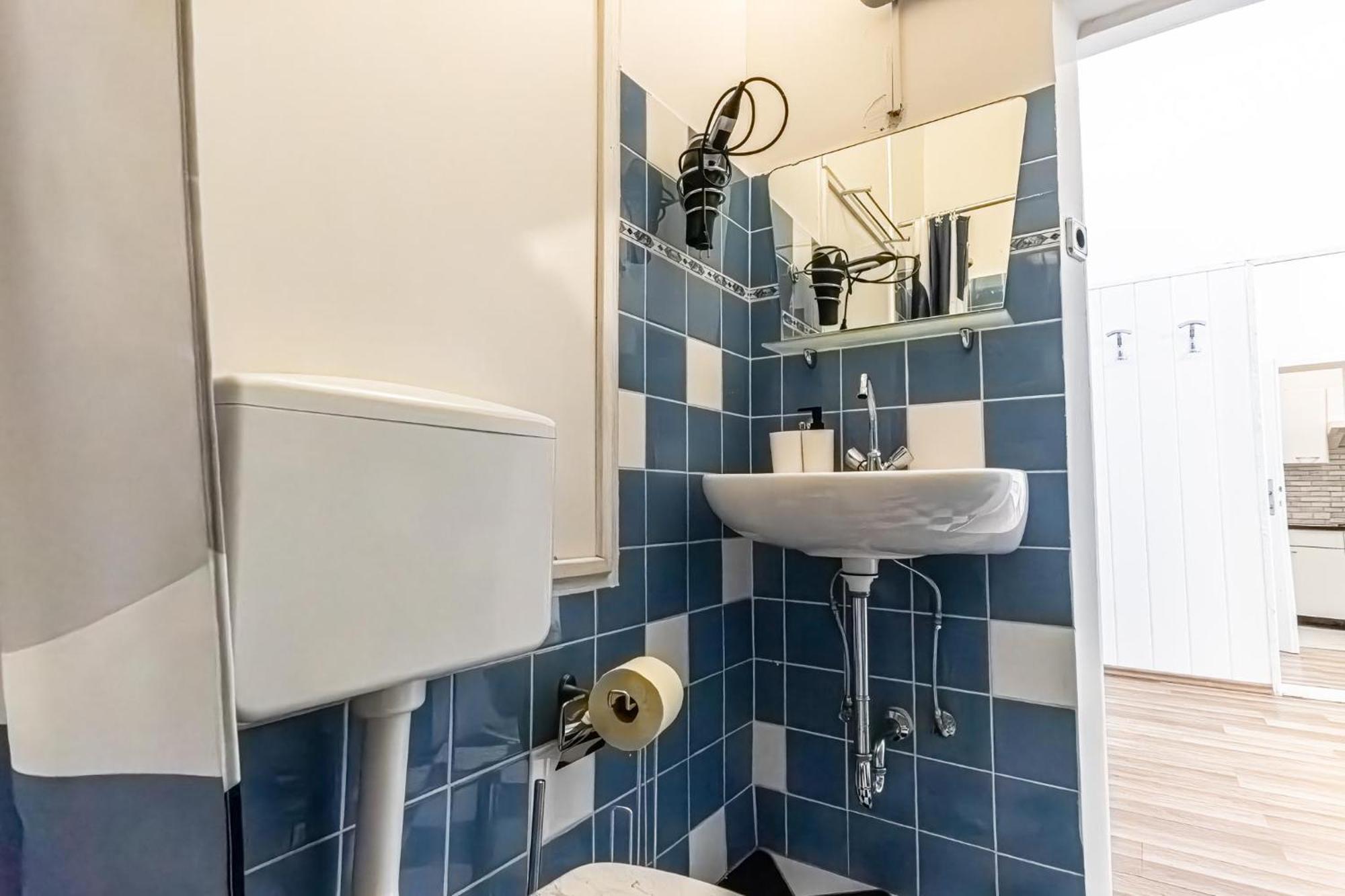 Explore Vienna: 1Br Retreat Near Westbahnhof Ngoại thất bức ảnh