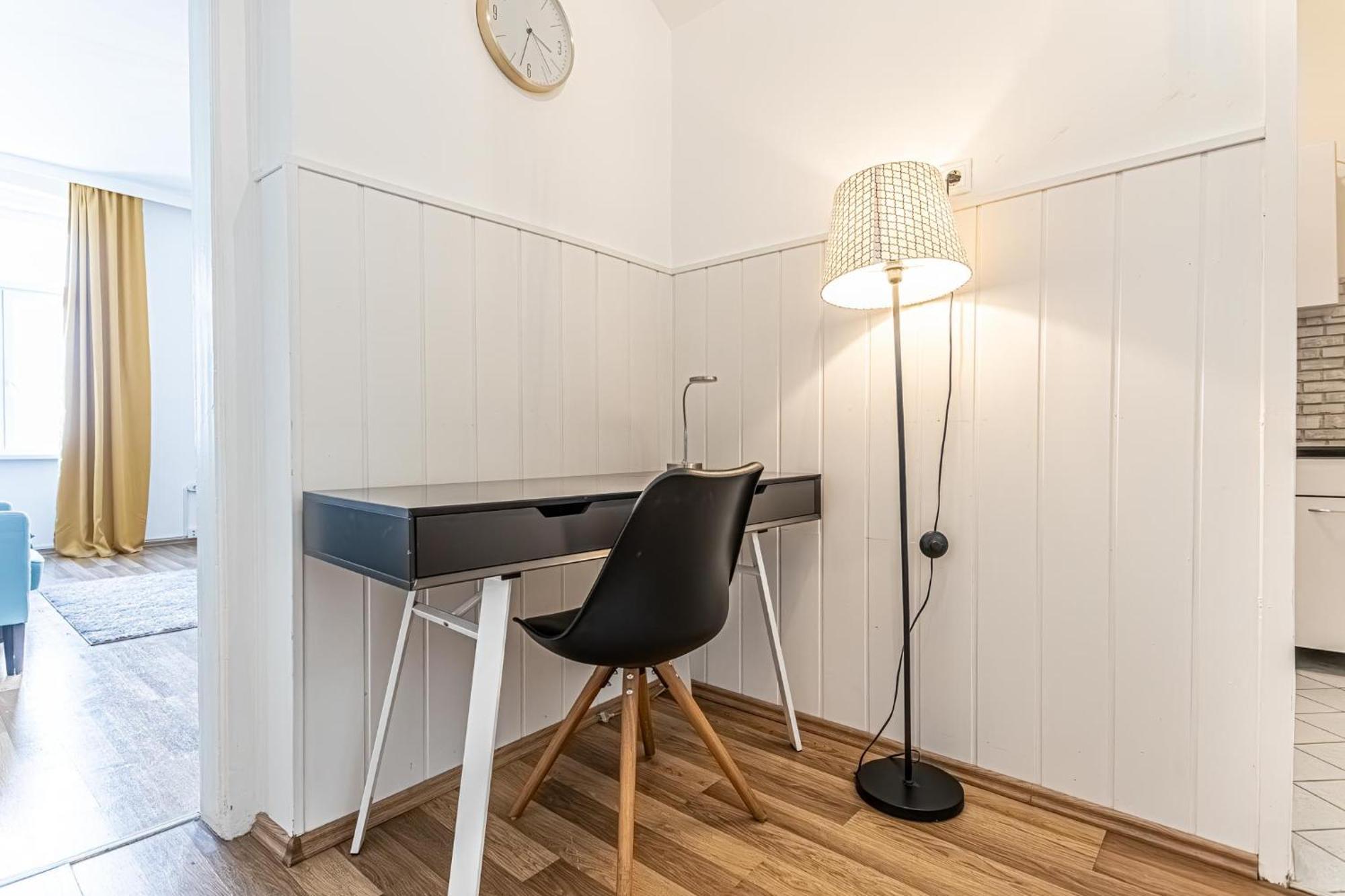 Explore Vienna: 1Br Retreat Near Westbahnhof Ngoại thất bức ảnh